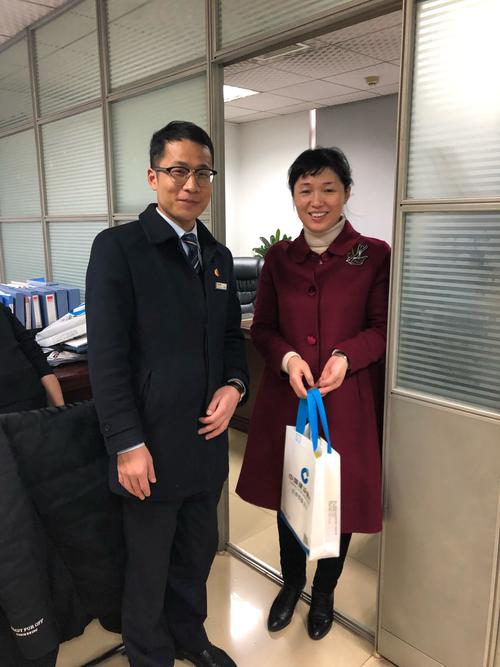 礼品上交公司办公室，，怎样表扬主动上交客户送礼的行为？