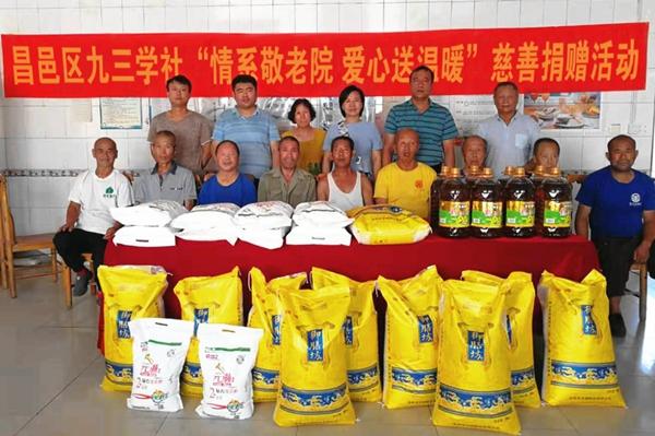 公司组织活动送小礼品,,拉人进群送东西文案怎么写?