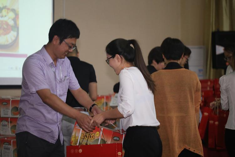 公司发放过节礼品明细,,个人家上班过节发礼品怎么感谢?