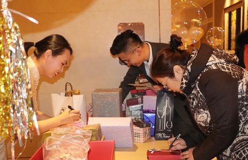 公司年会要求互赠小礼物，，随机送是什么意思？
