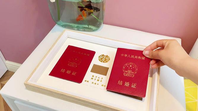 闺蜜拿结婚证送什么，闺蜜拿结婚证送什么礼物