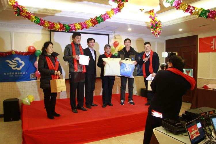 公司员工活动奖励小礼品,,过年公司要搞年会,奖励在公司服务超过5年的同事,请问500元或者1000元左右适合的礼品都有哪些?
