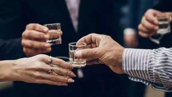 公司送礼政策的优劣势,,做生意就要喝酒送礼吗?