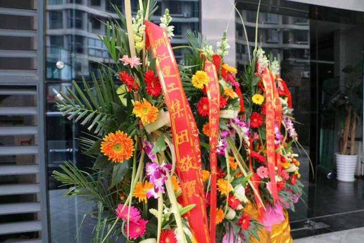 公司送客户礼品的送礼贺词,,某楼盘的售房处揭幕,我们公司要送花篮,请问要写什么贺词呢,最好写两个,谢谢大家?