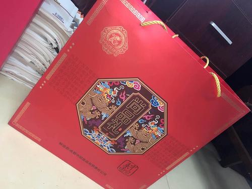 公司给老年人的随手礼,公司送中老年人什么礼物好,领导给我的月饼礼盒里居然有5000块钱,怎么办?我该还给他吗?
