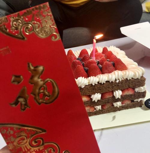 公司该不该员工生日礼物,,女朋友生日,但是那天要上班,请问蛋糕是送她家里还是送公司啊?