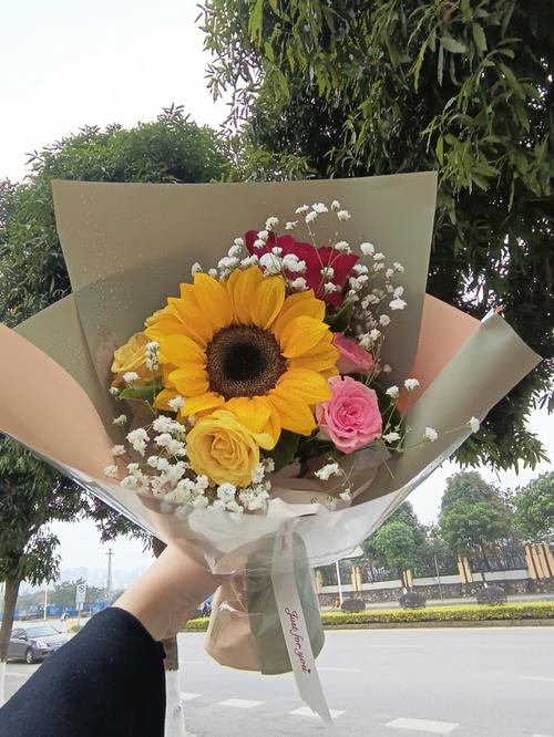 女孩子十八岁成人礼送什么,女孩子十八岁成人礼送什么花好