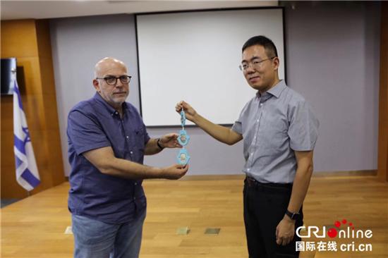 包含带什么礼物参观访问公司的词条
