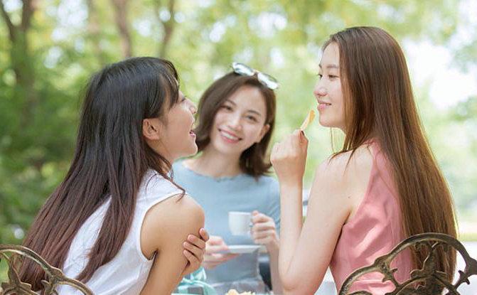 闺蜜送葡萄,闺蜜送葡萄发说说,来闺蜜家吃她自己种的水果文案?