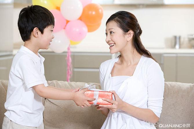 小孩子给母亲什么礼物,小孩子给母亲什么礼物最好