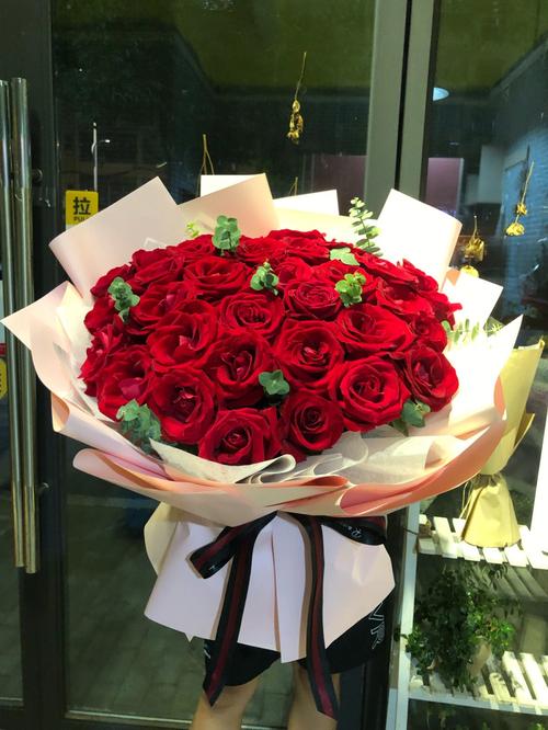 闺蜜订婚送花,闺蜜订婚送花送什么花合适,朋友订婚送花合适吗?