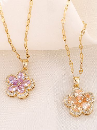 送女孩子花和项链哪个，送女孩子项链什么牌子好