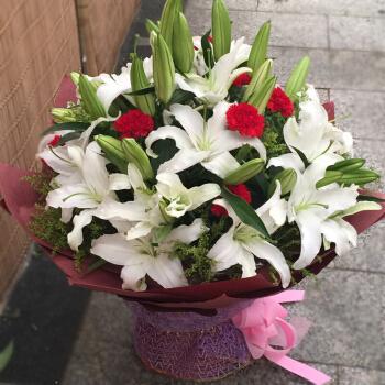闺蜜订婚送百合花,闺蜜订婚送百合花送多少朵,侄女订婚送什么花合适?