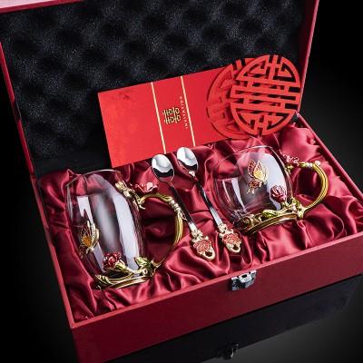 闺蜜订婚我该送什么，闺蜜订婚送什么礼物有纪念意义