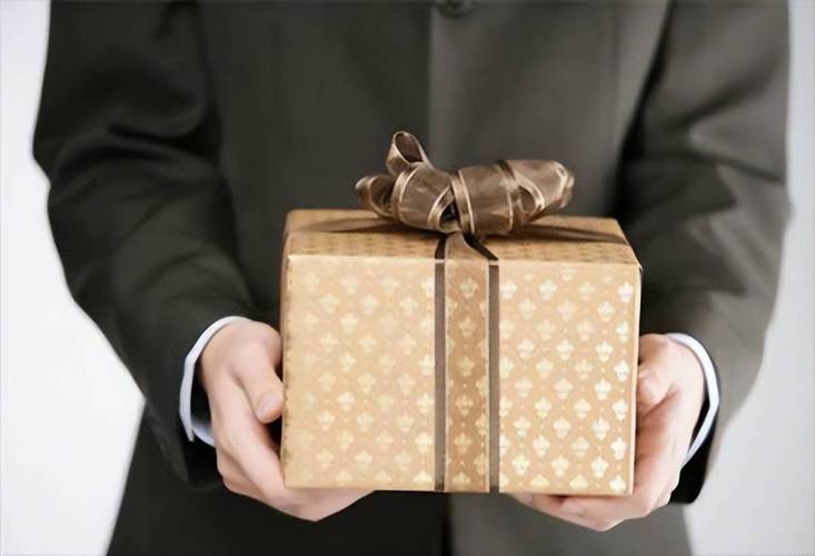 去客户公司送什么礼品,去客户家送礼话术
