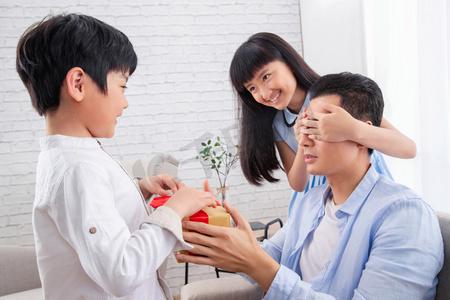 家长给孩子什么礼物,家长给孩子送礼物的话语应该怎么说