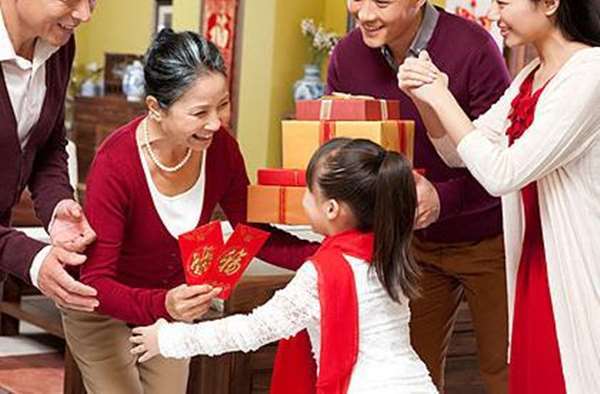 过年该送孩子什么好呢，没过年生的孩子属什么