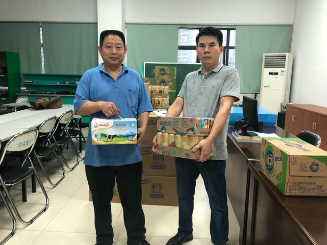 夏季公司送什么礼品,夏季炎热给员工送饮料