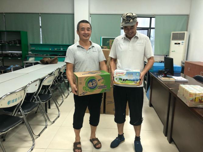 夏季公司送什么礼品,夏季炎热给员工送饮料