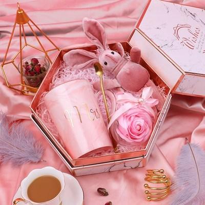 闺蜜满月酒送什么，闺蜜满月酒送什么花比较好