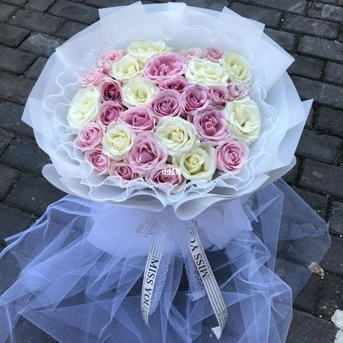 订婚送闺蜜什么礼物好，送闺蜜订婚礼送什么花