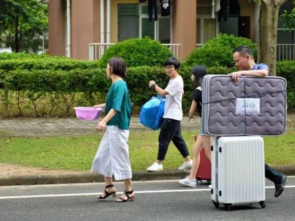 孩子上大学买什么送最合适,孩子上大学父母送好还是不好
