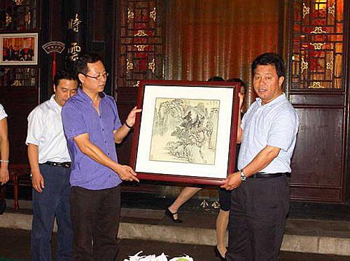 公司送礼什么礼品好，给县委书记送礼送什么礼品