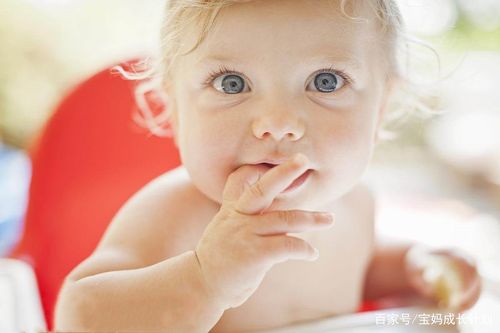 小孩子喜欢送东西怎么回事,小孩子喜欢咬指甲是怎么回事