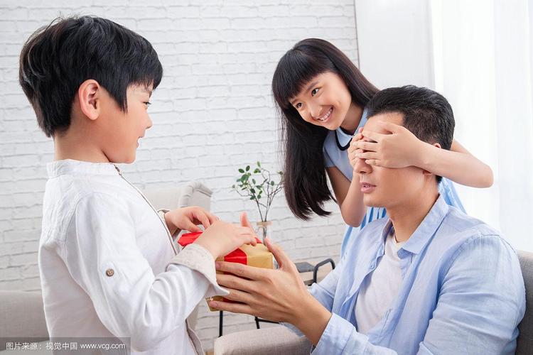 小孩子给爸爸什么礼物,孩子给爸爸买什么礼物
