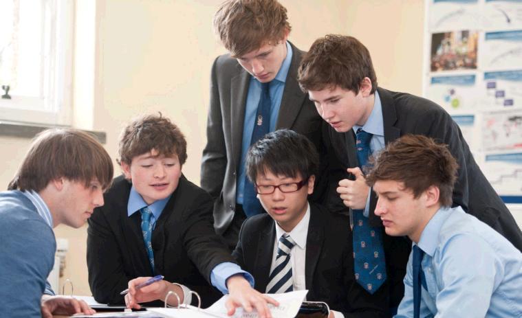 男孩子出国送什么礼物，男孩出国留学去哪个国家比较好