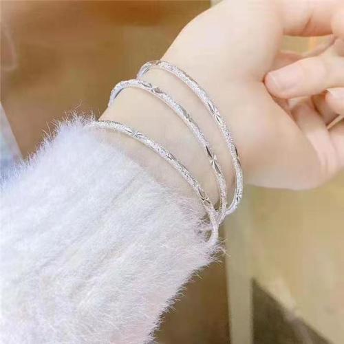 可以送闺蜜手镯吗,可以送闺蜜手镯吗女生,朋友结婚送银镯子合适吗?
