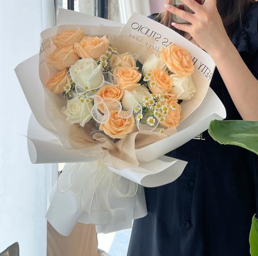 送闺蜜什么颜色玫瑰,送闺蜜什么颜色玫瑰花合适
