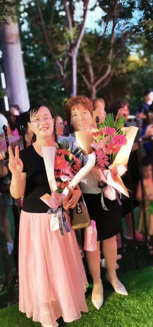 送孩子什么毕业礼,父母送孩子毕业典礼送花哪些