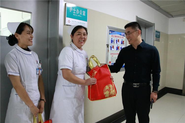 看公司员工医院买什么礼物，公司看望病人计入什么科目