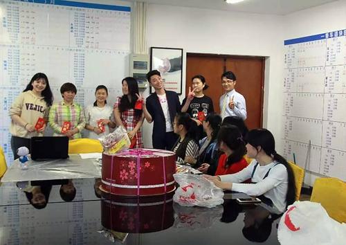 公司生日福利送什么,公司生日福利怎么发朋友圈