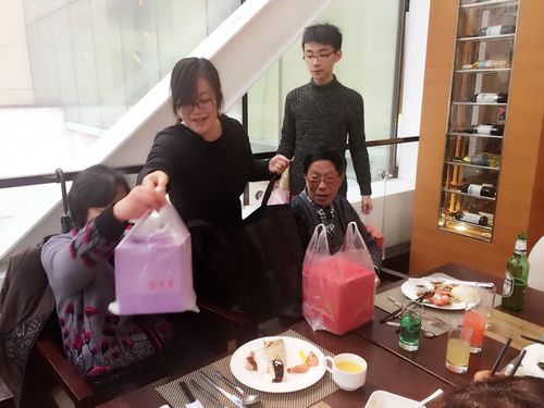 家庭聚餐送孩子什么礼物，家庭聚餐带什么好
