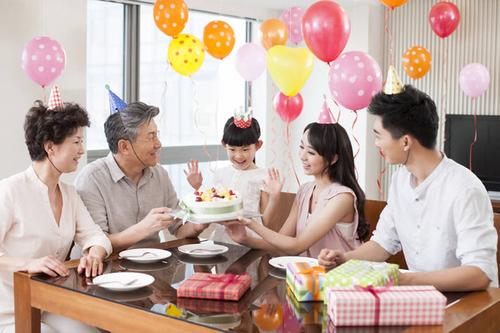 家庭聚餐送孩子什么礼物，家庭聚餐带什么好