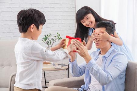 家长给孩子送礼物该怎么说,第一次见家长送礼物怎么说