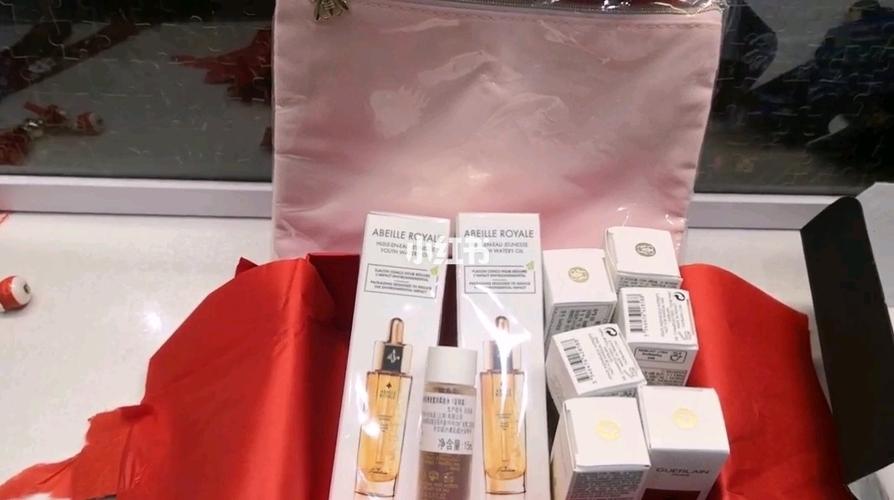闺蜜生日送按摩器,闺蜜生日送按摩器合适吗,闺蜜过生日,打算送她娇兰的黄金复原蜜,但是她是油性皮肤,不知道会不会用了很油?用过的美眉来说下哈?