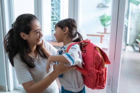 准备上学的孩子送什么，梦见孩子准备上学