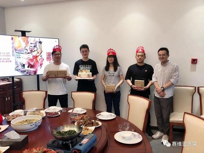 公司聚餐准备什么小礼品好,公司聚餐准备什么吃的