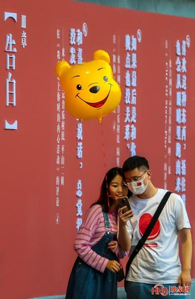 给对象闺蜜带礼物吗,给对象闺蜜带礼物吗女生,朋友领结婚证要送礼吗?