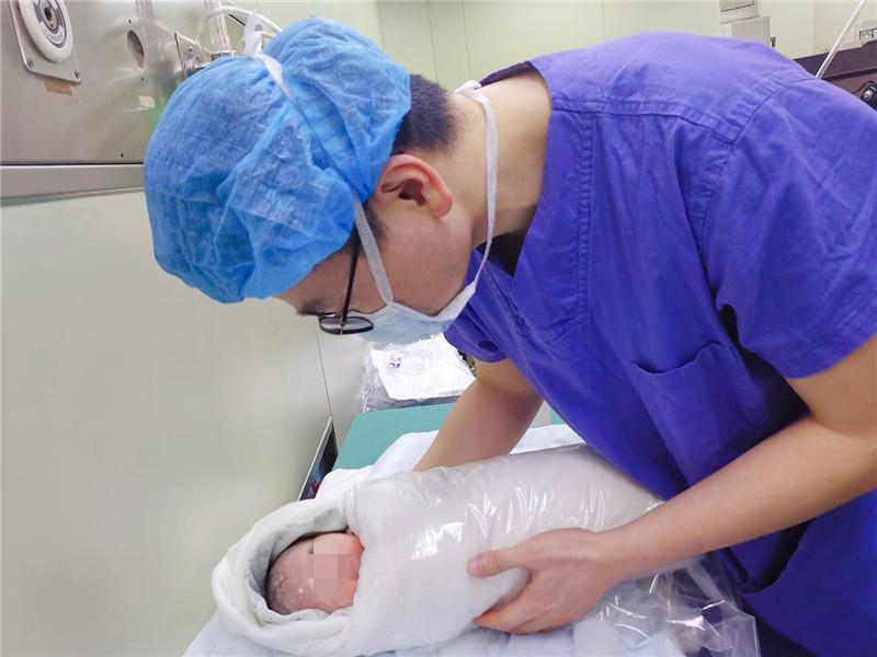 小孩子出生送东西叫什么,小孩子出生多少斤才正常