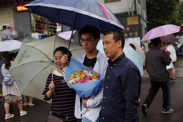 孩子考上大学送什么书,孩子考上大学送什么花好