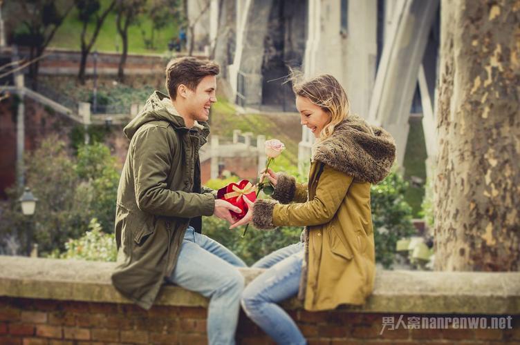 第一次约会女孩子送什么,第一次约会女生带什么礼物