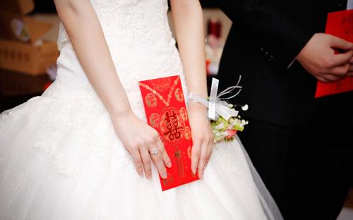 闺蜜结婚我没送礼物,,一般朋友结婚不摆酒需要给她送红包吗?