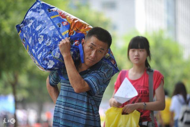 给考上大学孩子送什么好,领导的孩子考上大学送什么