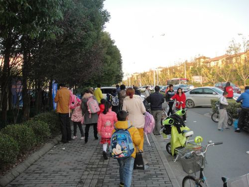 给要上学的孩子送什么,送孩子去上学