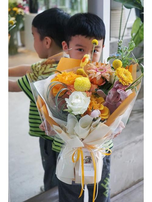 小孩子一周岁送什么，小孩子一周岁送什么花