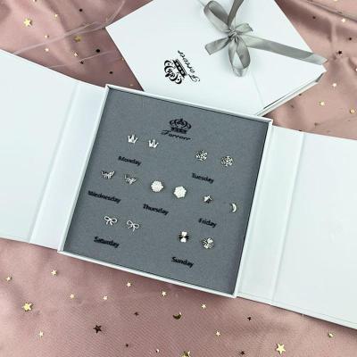 闺蜜过生日送个耳钉行吗,,闺蜜要过生日了,应该送什么礼物才好呢?